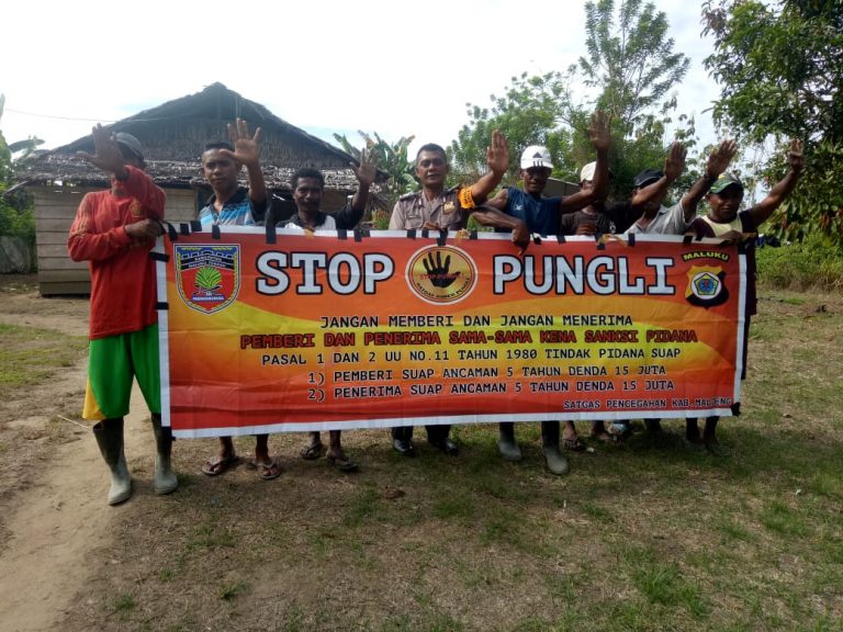 Sosialisasi Saber Pungli, Bhabinkamtibmas Desa Pasahari di Desa Pasahari Kecamatan Seram Utara