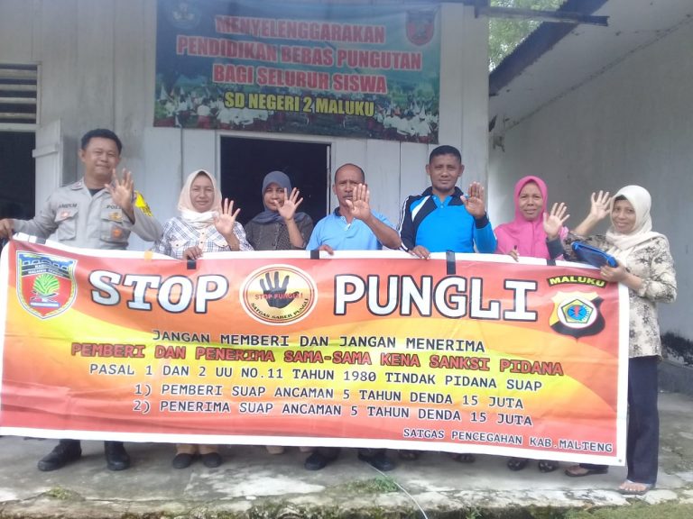 Sosialisasi Saber Pungli, Bhabinkamtibmas ADM Malaku di Sekolah SD Negeri 2 Desa ADM Malaku Kecamatan Seram Utara