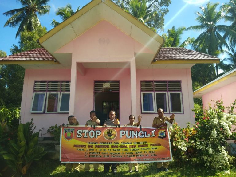 Sosialisasi Saber Pungli, Bhabinkamtibmas Desa Sawai di Sekolah SD Inpres Rumah Olat Kecamatan Seram Utara