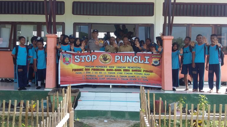 Sosialisasi Saber Pungli, Bhabinkamtibmas Desa Samal di Sekolah SMP Negeri 3 Kecamatan Seram Utara Timur Kobi