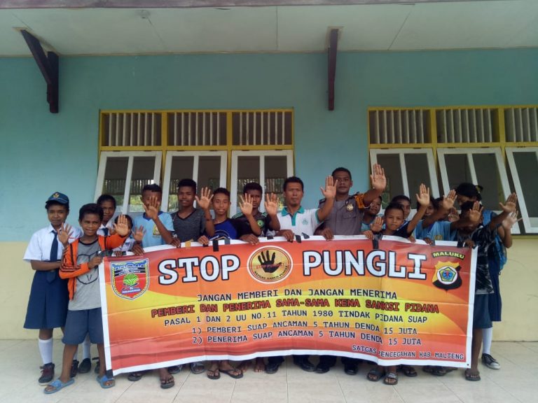 Sosialisasi Saber Pungli, Bhabinkamtibmas Desa Pasahari di Sekolah SMP 7 Seram Utara Satu Atap Kecamatan Seram Utara