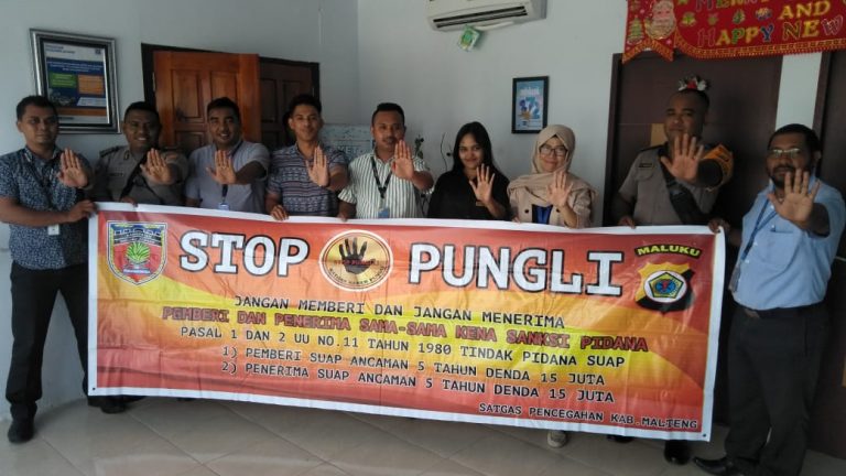 Sosialisasi Saber Pungli, Personil Polsek Kota Masohi di Kelurahan Kabupaten Maluku Tengah