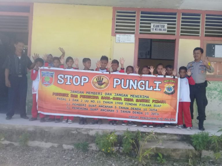 Sosialisasi Saber Pungli, Bhabinkamtibmas Desa ADM Malaku di Sekolah SD Negeri Desa ADM Malaku Kecamatan Seram Utara