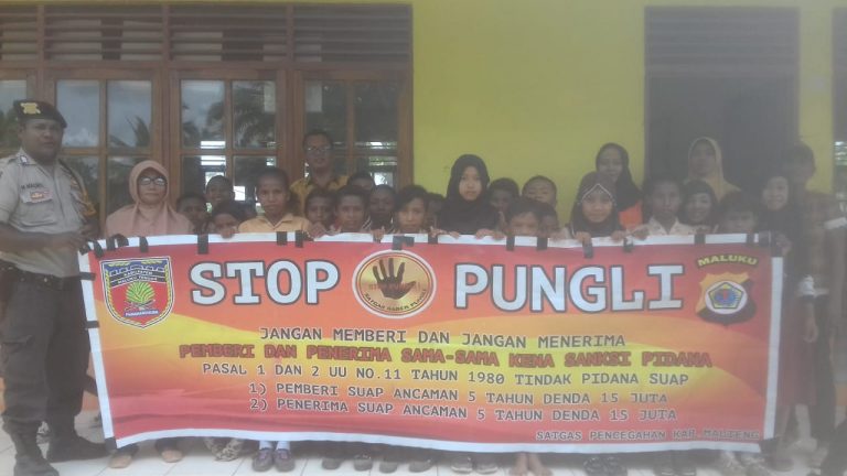 Sosialisasi Saber Pungli, Bhabinkamtibmas Desa Seti di Sekolah SD AL-Hilal Desa Wailoping Kecamatan Seram Utara Timur Seti