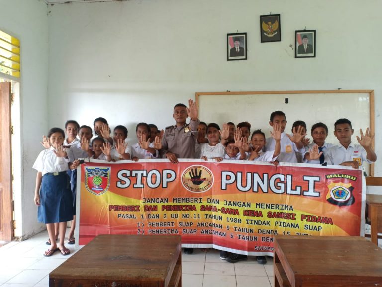 Sosialisasi Saber Pungli, Bhabinkamtibmas Desa Pasahari di Sekolah SMP Negeri 7 Seram Utara Satu Atap