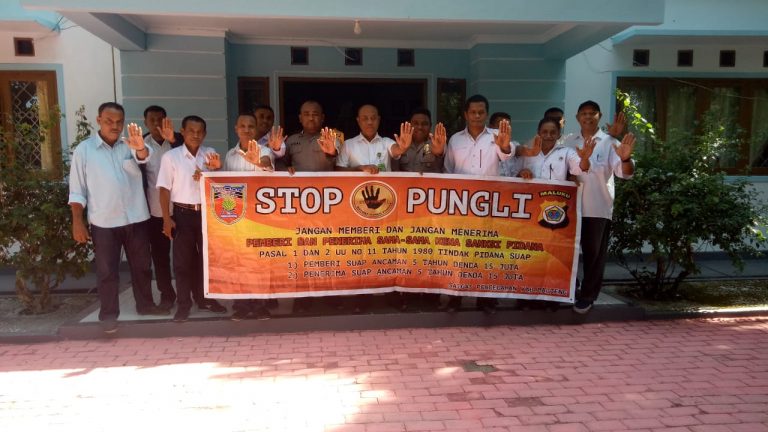 Sosialisasi Saber Pungli, Personil Polsek Kota Masohi di Kantor Balai Taman Nasional Manusela Kabupaten Maluku Tengah