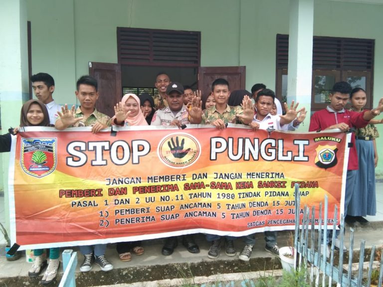 Sosialisasi Saber Pungli, Bhabinkamtibmas Desa Seti di Sekolah SMK Negeri 1 Kecamatan Seram Utara Timur Seti