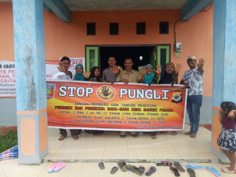 Sosialisasi Saber Pungli, Bhabinkamtibmas Desa Waiasih di Kantor Desa ADM Marasahua Kecamatan Seram Utara Timur Kobi