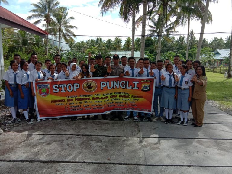Sosialusasi Saber Pungli, Bhabinkamtibmas Desa Tananahu di Sekolah SMA Negeri 1 Kecamatan Teluk Elpaputih