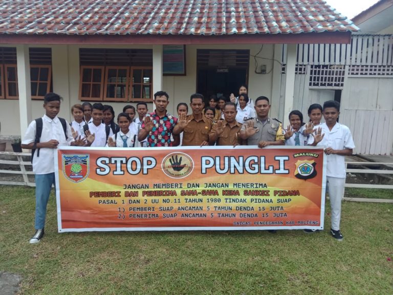 Sosialisasi Saber Pungli, Bhabinkamtibmas Desa Samasuru di Sekolah SMK Negeri 1 Desa Liang Kecamatan Teluk Elapaputih