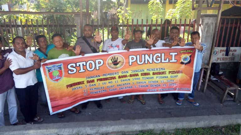 Sosialisasi Saber Pungli, Personil Polsek Kota Masohi di Pangkalan Mobil tujuan Masohi-Bula Kabupaten Maluku Tengah