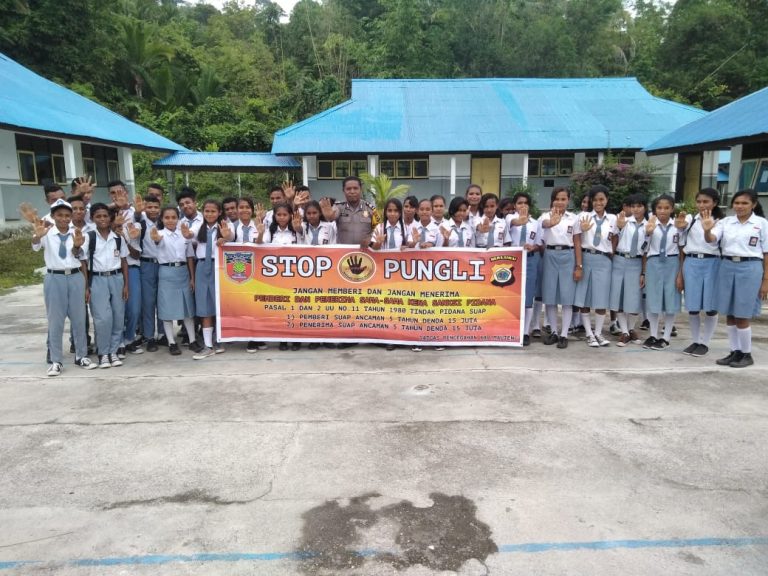 Sosialisasi Saber Pungli, Bhabinkamtibmas Negeri Elapaputih di Sekolah SMA Negeri Elpaputih Kabupaten Seram Bagian Barat
