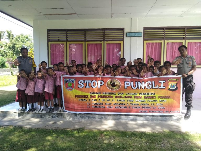 Sosialisasi Saber Pungli, Personil Polsek Teluk Elpaputih di Sekolah SD Negeri Huse Kecamatan Elpaputih