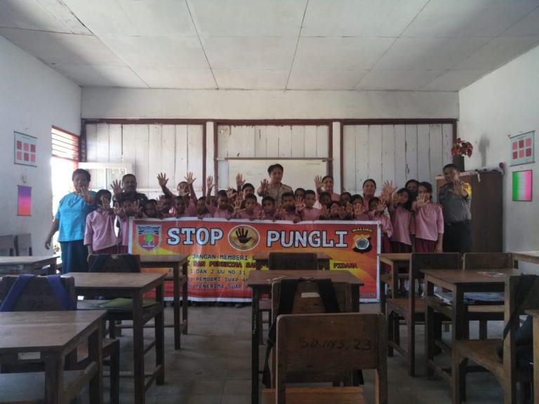 Sosialisasi Saber Pungli, Personil Polsek Teluk Elpaputih di Sekolah SD Inpres Sanahu Kecamatan Elpaputih