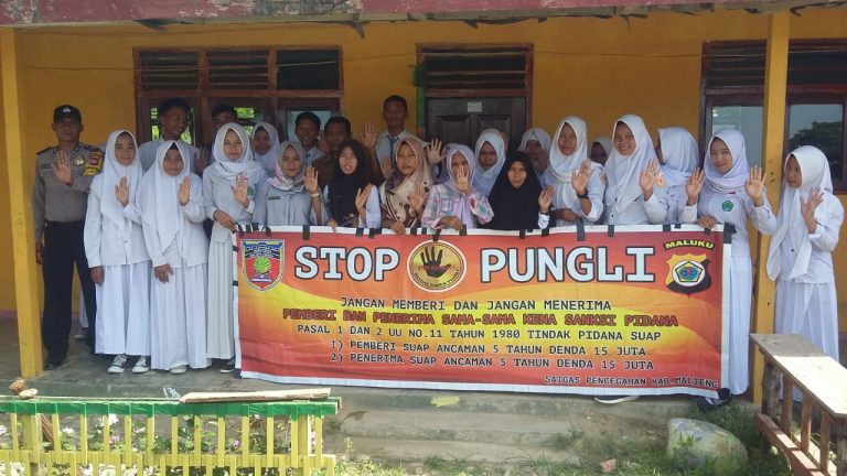Sosialisasi Saber Pungli, Bhabinkamtibmas Desa Samal di Sekolah MA Nurul Huda Desa Samal Kecamatan Seram Utara Timur Kobi