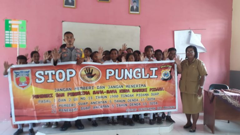 Sosialisasi Saber Pungli, Bhabinkamtibmas Negeri Waraka di Sekolah SMP Negeri 6 Teluk Elpaputih