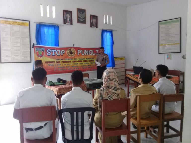 Sosialisasi Saber Pungli, Kanit Binmas Polsek P. P Banda Neira di Sekolah SMK Negeri 1 Banda Neira