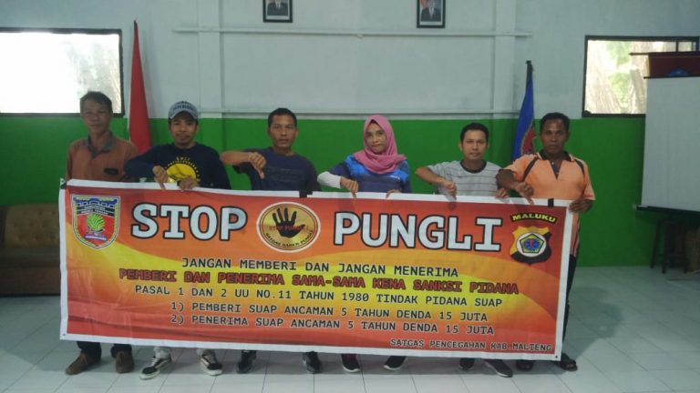 Sosialisasi Saber Pungli, Kanit Binmas Polsek P.P Banda Neira di Kantor Kecamatan Banda Neira