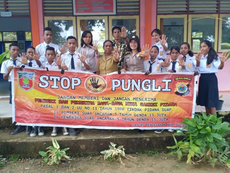 Sosialisasi Saber Pungli, Bhabinkamtibmas Desa Wahai di Sekolah SMP 4 Desa Air Besar Kecamatan Seram Utara