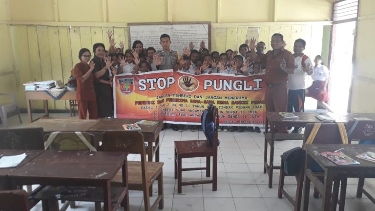 Sosialisasi Saber Pungli, Bhabinkamtibmas Desa Waraka di Sekolah SD Kristen Tananahu Kecamatan Teluk Elpaputih