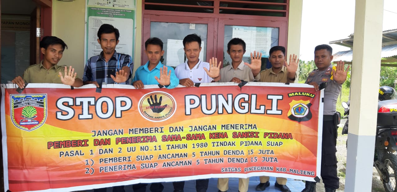 Sosialisasi Saber Pungli, Bhabinkamtibmas Desa Aketernate di Kantor Desa Namto Kecamatan Seram Utara Timur Seti