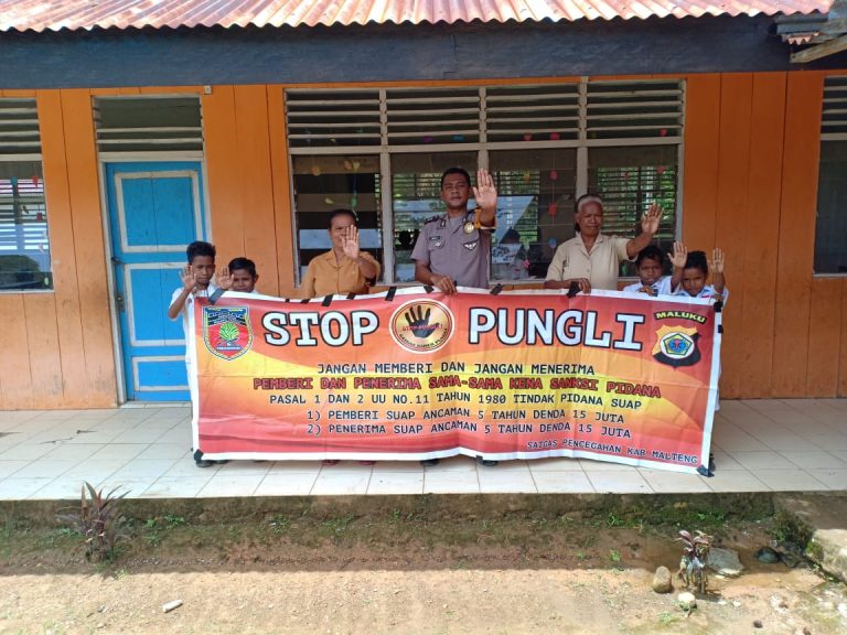 Sosialisasi Saber Pungli, Bhabinkamtibmas Desa  Pasahari di Sekolah SD Negeri Solea Kecamatan Seram Utara