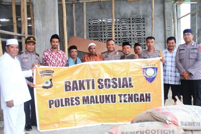 Silaturahmi Kamtibmas dan Bakti Sosial Kapolres Maluku Tengah di Masjid Al Qafi Kecamatan Kota Masohi