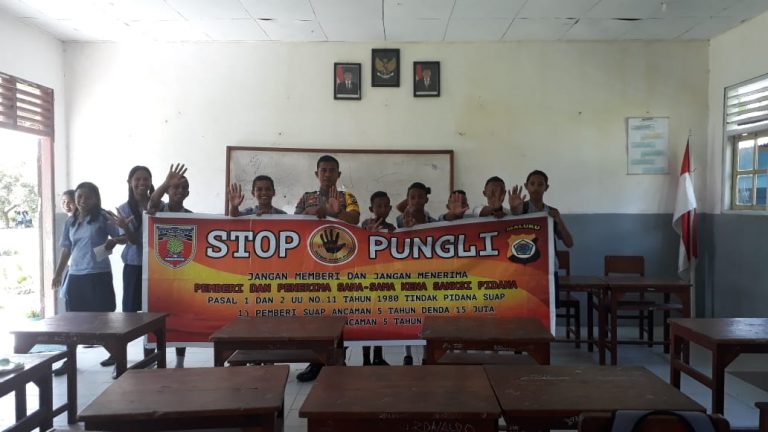 Sosialiasasi Saber Pungli, Bhabinkamtibmas Negeri Waraka di Sekolah SMP Negeri 5 Teluk Elpaputih