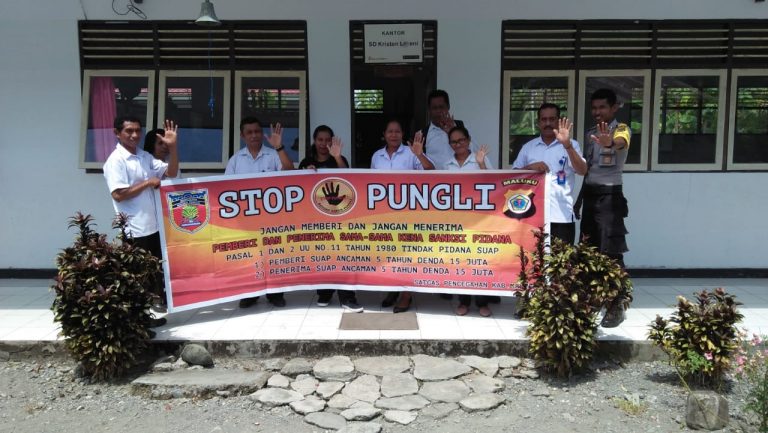 Sosialisasi Saber Pungli, Bhabinkamtibmas Negeri Layeni di Sekolah SD Kristen  Negeri Layeni Kecamatan TNS/Waipia