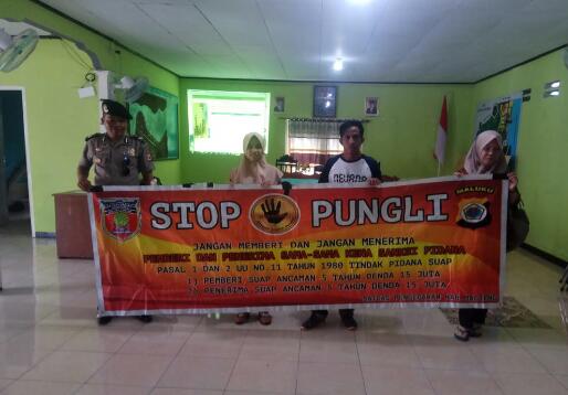 Sosialisasi Saber Pungli, Kanit Binmaa Polsek P.P Banda Neira di Kantor Balai Desa Nusantara