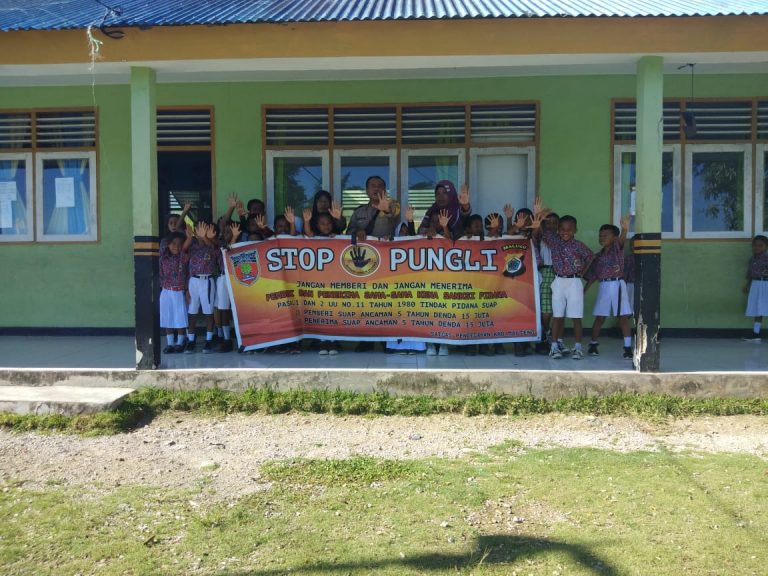 Sosialisasi Saber Pungli, Bhabinkamtibmas Negeri Sawai di Sekolah SD Inpres Sawai Kecamatan Seram Utara