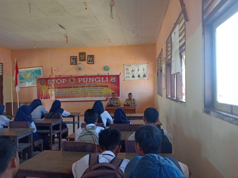 Sosialisasi Saber Pungli, Bhabinkamtibmas Negeri Kobi di Sekolah SMP Negeri 3 Kecamatan Seram Utara Timur Kobi