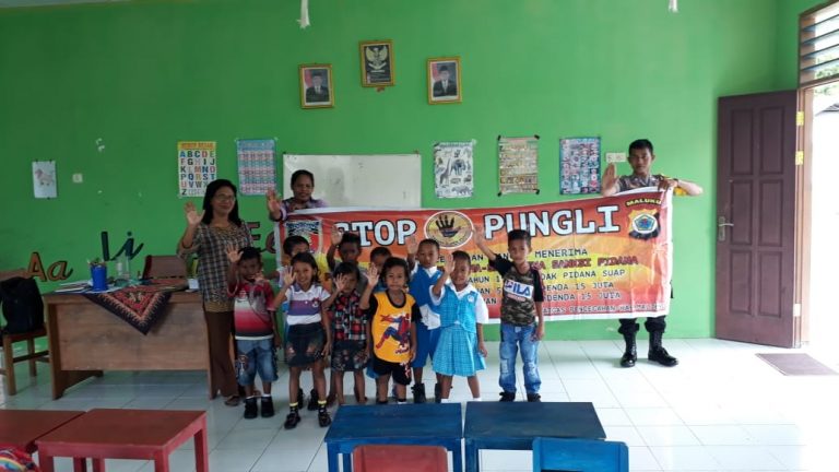 Sosialisasi Saber Pungli, Bhabinkamtibmas Negeri Wakara di Sekolah Paud Tiara 2 Tananahu