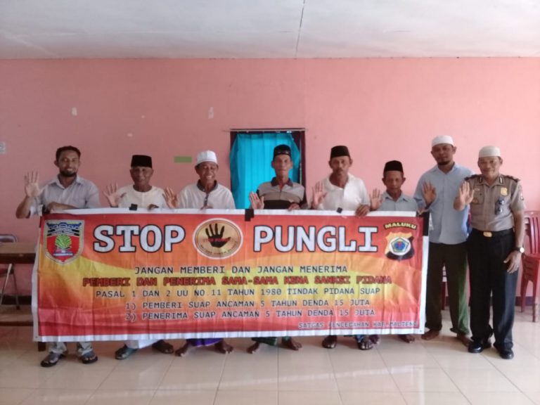 Sosialisasi Saber Pungli, Kanit Binmas Polsek P. P Banda Neira di Kantor Balai Desa Rajawali Kecamatan P.P Banda Neira