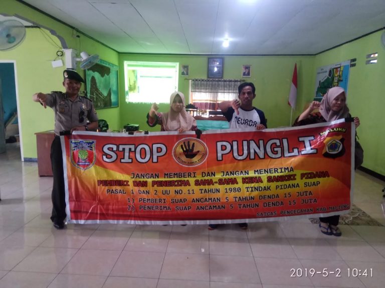 Sosialisasi Saber Pungli, Kanit Binmas Polsek P.P Banda Neira di Kantor Pemerintahan Negeri Adm Nusantara