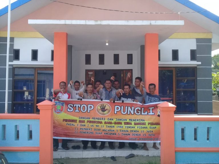 Sosialisasi Saber Pungli, Kanit Binmas Polsek Banda Neira di Kantor Balai Desa Boiyauw Kecamatan P.P Banda Neira