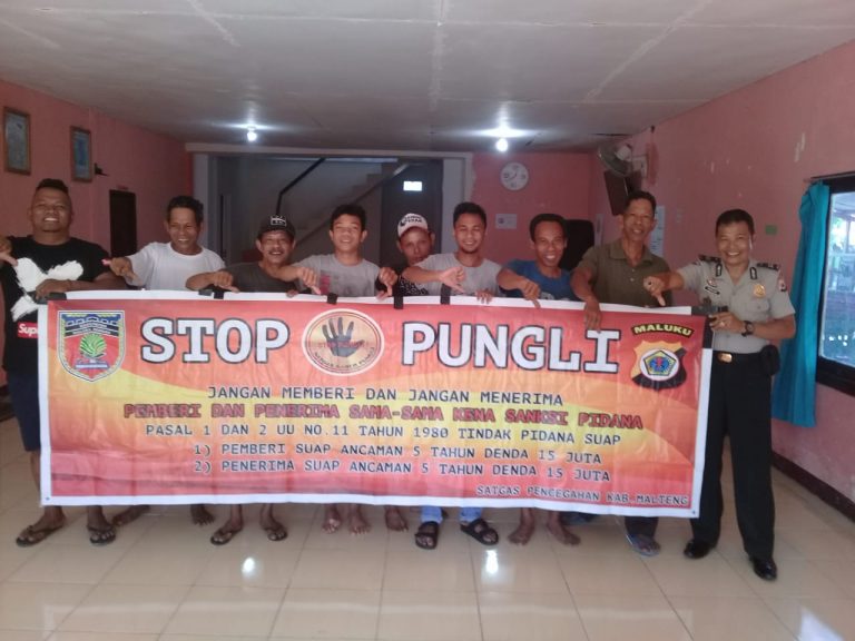 Sosialisasi Saber Pungli, Kanit Binmas Polsek P.P Banda Neira di Kantor Balai Desa Rajawali Kecamatan P.P Banda Neira