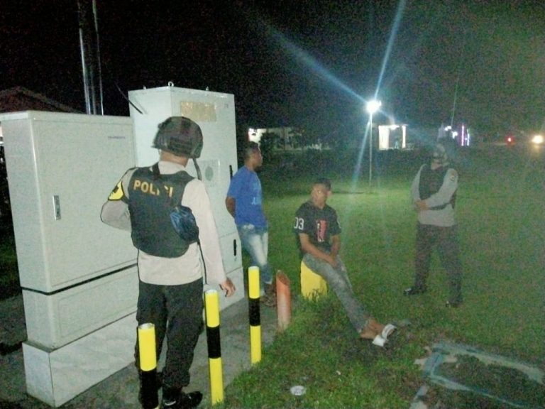 Patroli Malam Ciptakan Situasi Kondusif, Polsek Waipia Juga Sosialisasi Prokes
