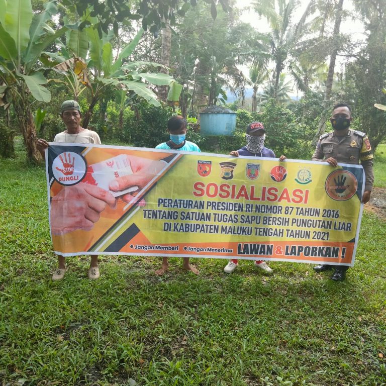 Bripka Weros Kokiroba, melakukan Sosialisasi Sapu Bersih Pungutan Liar (Saber Pungli) ke warga Negeri Layeni