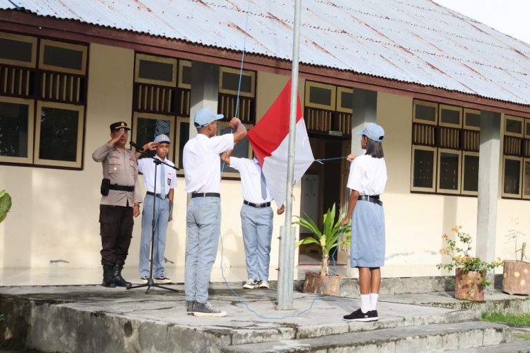 Upacara Bendera Di SMA Kristen 1 Amahai, Kapolres Malteng Sampaikan Pembinaan Wawasan Kebangsaan