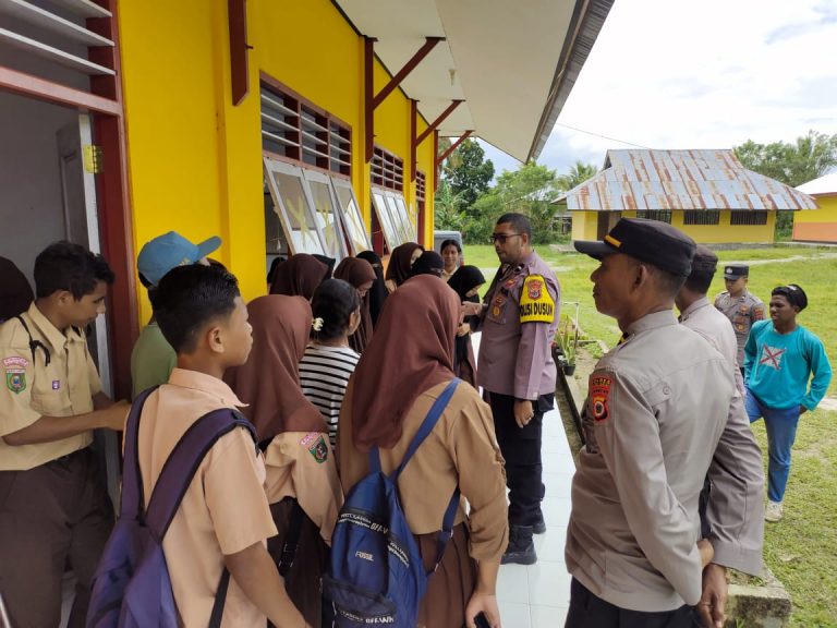 Polisi Dusun Simalouw Sampaikan Kamtibmas Kepada Pelajar SMA 48 Malteng