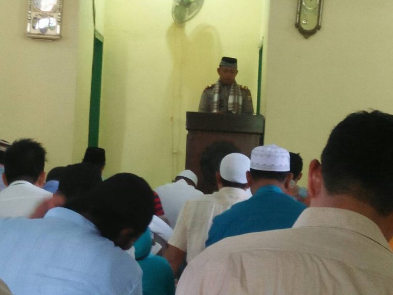 Kapolsek Kota Masohi Bertindak Sebagai Khatib Pada Sholat Jumat Berjamaah di Masjid Al – Mujahiddin