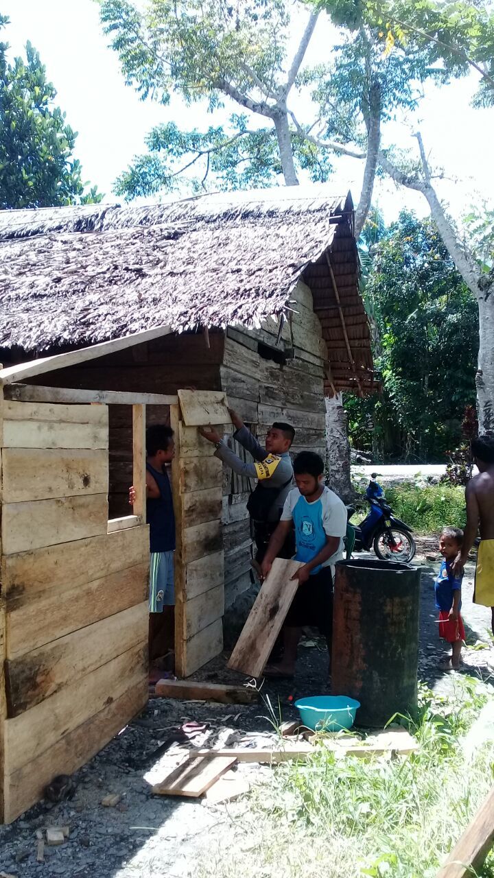 Gotong-royong Bhabinkamtibmas bersama Masyarakat Renovasi Rumah