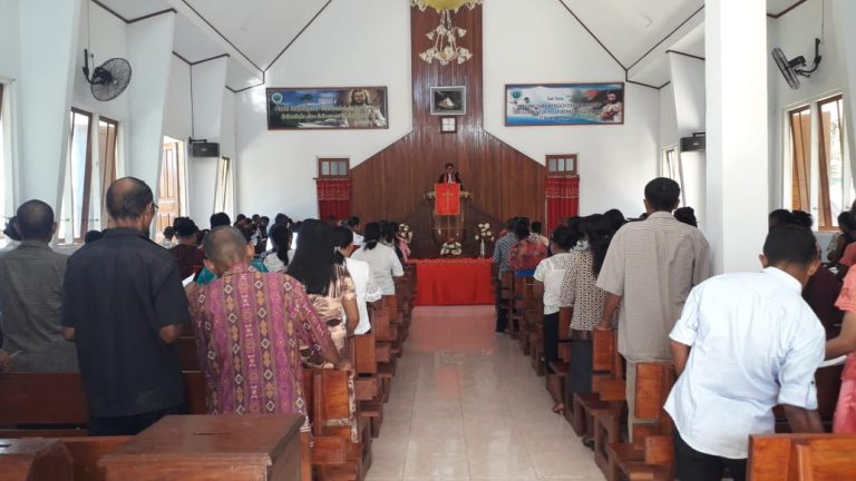 Bripka M.D Nikijuluw anggota polsek Wahai melaksanakan ibadah di Gereja Solafide Desa Rumah Sokat