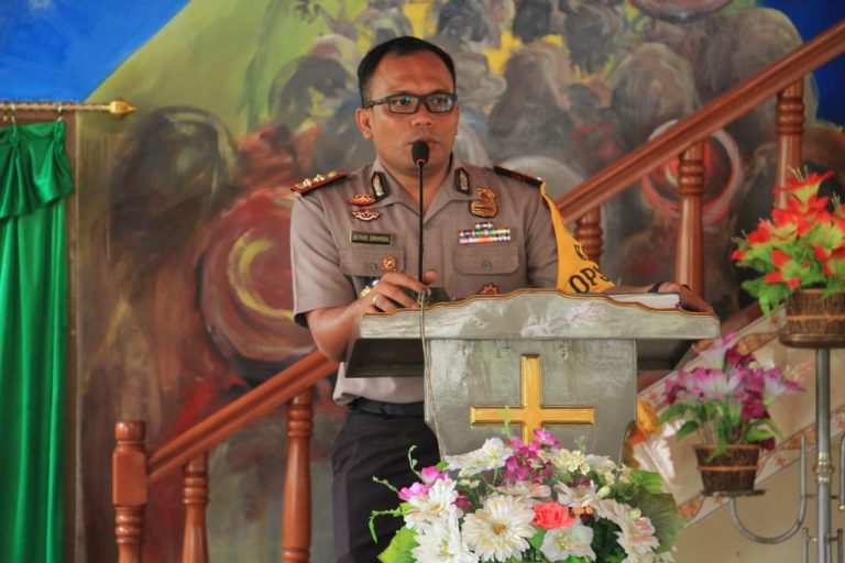 Ibadah Minggu Gedung Gereja Mahanaim Kapolres Maluku Tengah memberikan Himbauan Kamtibmas