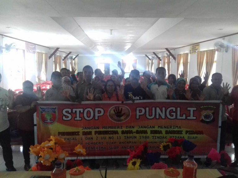 Tim Pencegahan Saber Pungli Kabupaten Maluku Tengah Sosialisasi, di Sekolah SMP Negeri 1 Masohi Kepada para Pegawai Dinas Pendidikan