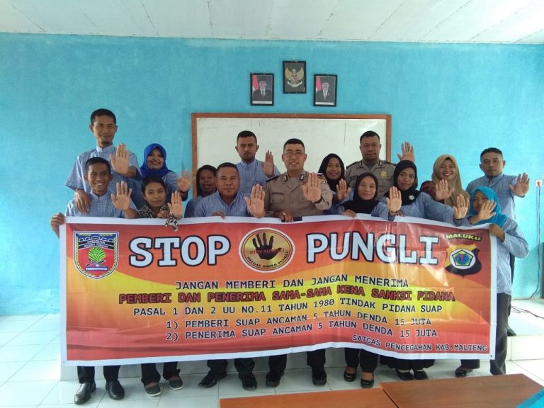 Sosialisasi Tim Satgas Saber Pungli Kabupaten Maluku Tengah di Sekolah SMA Negeri 1 Seram Utara Timur Kobi