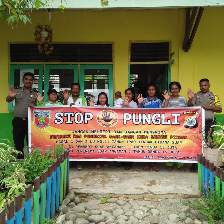 Sosialisasi Saber Pungli Satuan Binmas Polsek Wahai di Sekolah SD INPRES Negeri Aketernate