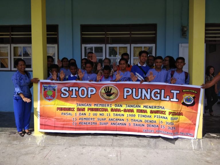 Sosialisasi Saber Pungli Bhabinkamtibmas Watludan di Sekolah SMP Negeri Trana Kecamatan TNS