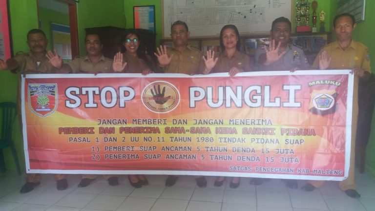 Sosialisasi Saber Pungli, Personil Polsek Kota Masohi di Kantor Kelurahan Letwaru
